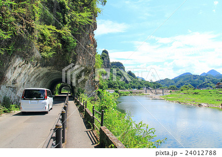 耶馬渓 夏の青の洞門 ドライブイメージ(白いミニバン) 耶馬渓 夏の青の洞門 ドライブイメージ(白いミニバン) 24012788