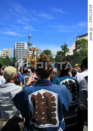 三社祭の様子とスカイツリー 24012916