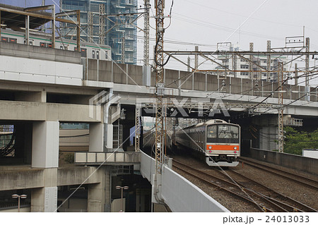 武蔵浦和駅を出発する武蔵野線205系電車 武蔵浦和駅を出発する武蔵野線205系電車 24013033