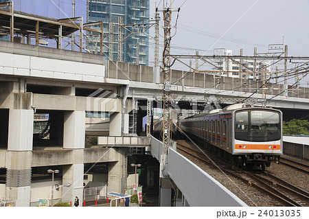 武蔵浦和駅を出発する武蔵野線205系電車 24013035