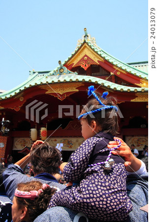 祭りに参加する女の子 24013079