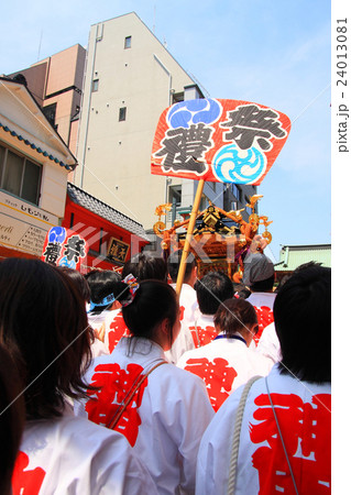 大きい団扇で扇がれる神輿 24013081