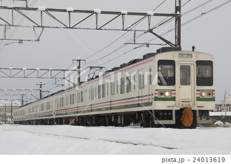 大雪による大幅遅延中の両毛線107系（前橋市内） 24013619
