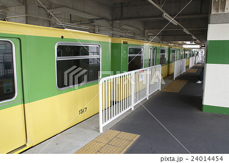 丸山駅に停車中のニューシャトル1000系 24014454