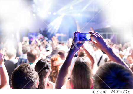 silhouettes massive crowd party concert club music 24016733