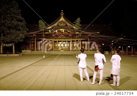 寒川神社神輿の宮出しを待つ女性 寒川神社神輿の宮出しを待つ女性 24017734