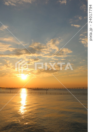 冬の夕方 棚引く雲と大空の写真素材