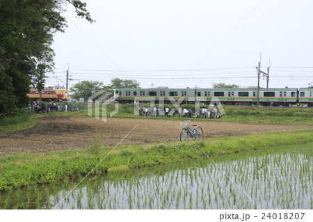臨時列車狙いの鉄道ファン 24018207