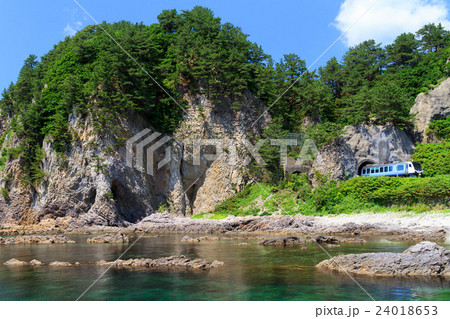 トンネルを出るリゾート列車 トンネルを出るリゾート列車 24018653