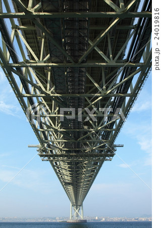 淡路島から見た明石海峡大橋の底部 24019816