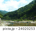 岐阜県の清流板取川で川遊びをする人たち 24020253