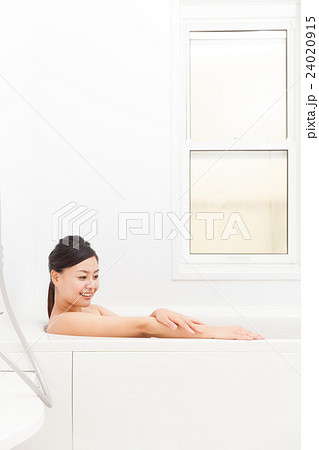 お風呂に入る女性 24020915