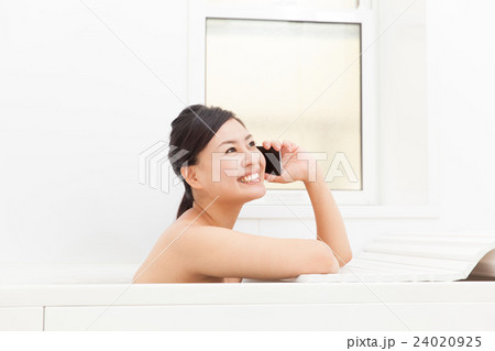 お風呂で電話する女性 お風呂で電話する女性 24020925