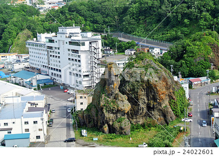 知床　ウトロ　ゴジラ岩 24022601