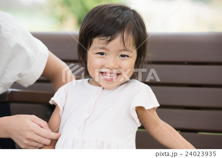 ２歳の女の子 24023935
