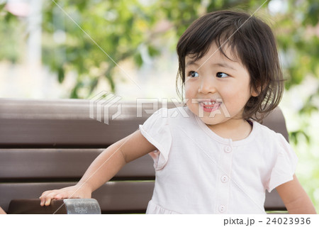 ２歳の女の子 24023936