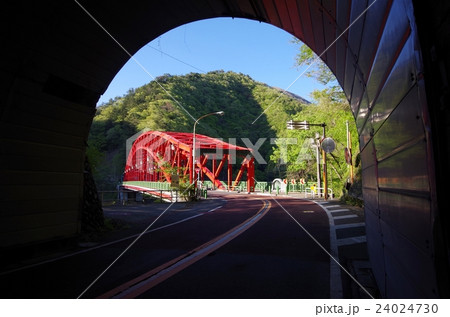 赤い橋とトンネル 赤い橋とトンネル 24024730