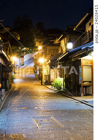 京都　夜の二寧坂 24026415