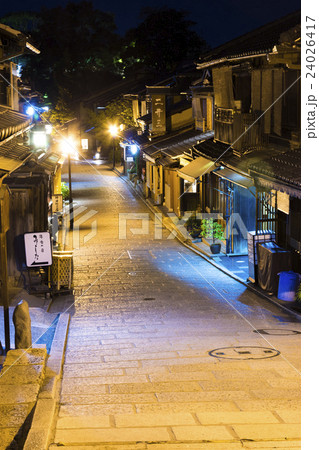 京都　夜の二寧坂 24026417