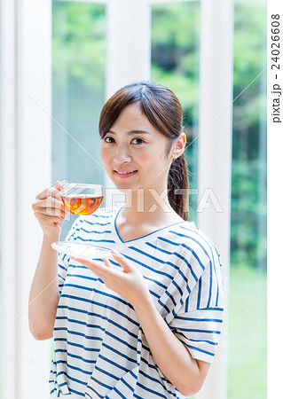 若い女性 紅茶 の写真素材