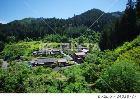 山に囲まれた集落 山に囲まれた集落 24028777
