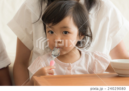 食事する女の子 食事する女の子 24029080