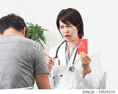 男性の患者にレッドカードを出す女性医師 24029134