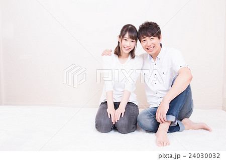 男女寄り添うイメージの写真素材