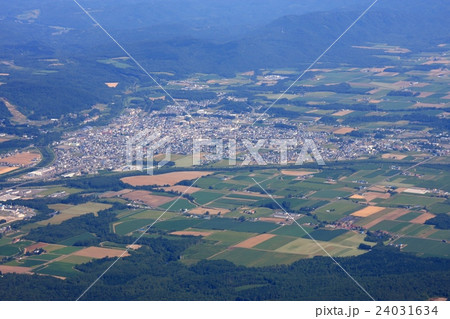 夏の羊蹄山から見る倶知安町市街地と周辺の畑作地帯 24031634