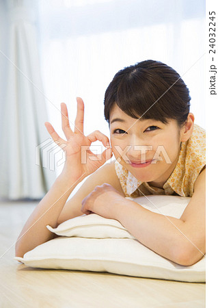 ライフスタイル ポートレート 若い女性 ライフスタイル ポートレート 若い女性 24032245