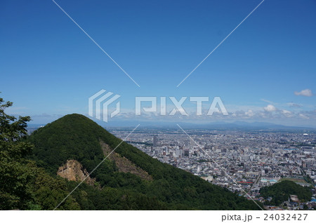 札幌大倉山山頂から眺める三角山 24032427