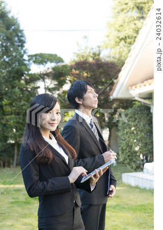 不動産を確認するビジネスウーマンとビジネスマン 不動産を確認するビジネスウーマンとビジネスマン 24032614