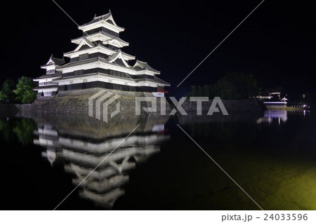 信州 松本 国宝 松本城の夜景(南西横~黒門) 戦国時代建造の現存12天守のひとつ 松本観光の中心 信州 松本 国宝 松本城の夜景(南西横~黒門) 戦国時代建造の現存12天守のひとつ 松本観光の中心 24033596