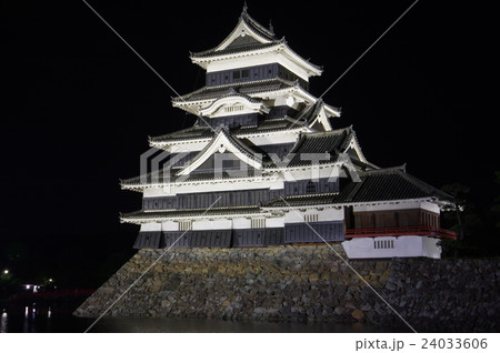信州 松本 国宝 松本城の夜景 戦国時代建造の現存12天守のひとつ 松本観光の中心 信州 松本 国宝 松本城の夜景 戦国時代建造の現存12天守のひとつ 松本観光の中心 24033606