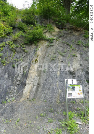 信州 伊那長谷地区 溝口露頭 中央構造線の露頭 大断層帯が見れる南アルプスジオパークの写真素材