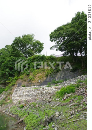 信州 伊那長谷地区 溝口露頭 遠望縦 中央構造線の露頭 大断層帯が見れる南アルプスジオパーク 信州 伊那長谷地区 溝口露頭 遠望縦 中央構造線の露頭 大断層帯が見れる南アルプスジオパーク 24033819