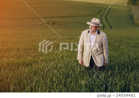 old man in field 24034491