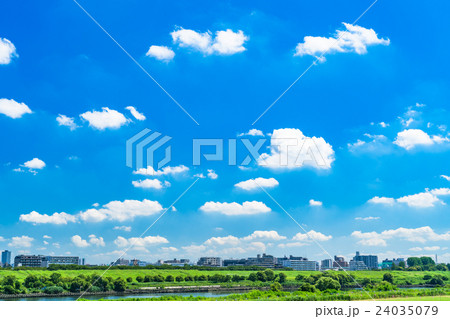 【東京】爽やかな青空・河川敷 24035079
