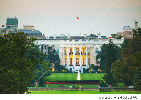 The White House building in Washington, DC The White House building in Washington, DC 24035340