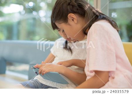 primary school child 24035579