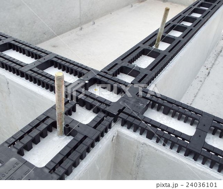 基礎と土台の間に換気用パッキンを入れます 24036101