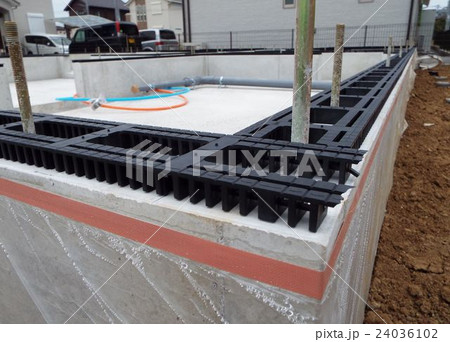 基礎と土台の間に換気用パッキンを入れます 24036102