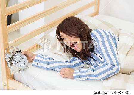 朝寝坊する女性 朝寝坊する女性 24037982