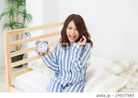 朝寝坊する女性 24037985