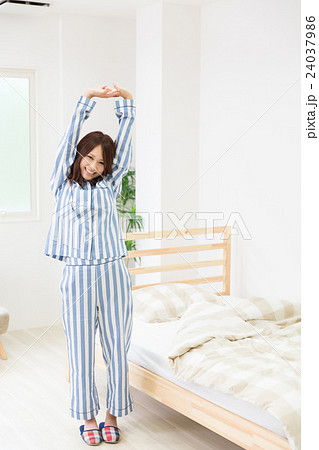 パジャマを着た女性 パジャマを着た女性 24037986