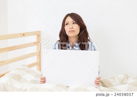 ホワイトボードを持つ女性 パジャマ 考える ホワイトボードを持つ女性 パジャマ 考える 24038037