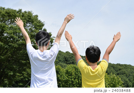 兄弟で万歳 24038488