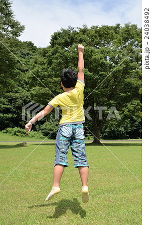 喜びのジャンプ 24038492