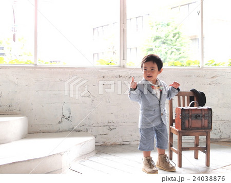 笑顔で立って人差し指を立てている男の子 24038876