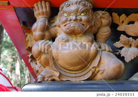 信州　松本の文化財　須々岐水神社の祭りの舞台　荒町の舞台の彫刻　立川流彫刻の舞台（山車）は長野県宝 24039333